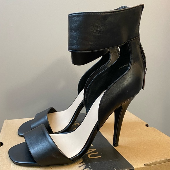 Brand new Black zip heels. Size 8 from Le Chateau - Picture 1 of 5